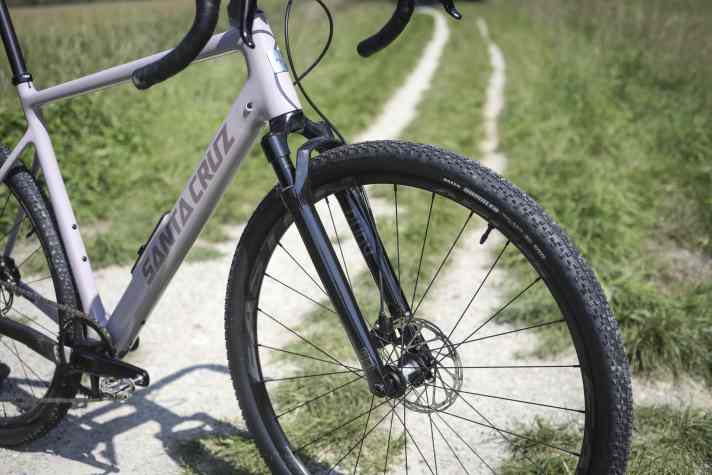 Unsensibel - Die Rockshox Rudy in der Einsteiger-Variante Base dämpft große Schläge ab, lässt jedoch Feinfühligkeit vermissen