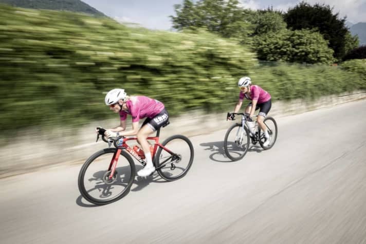 Wenn es nicht mehr geht, muss man sich gegenseitig pushen. Der Teamgeist ist ein Hauptmerkmal der TOUR Transalp Teilnehmer.
