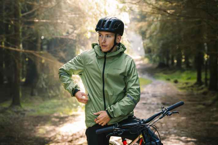 Waterproof all-rounder: the new Gorewear Lupra 2.0 jacket is designed to offer optimum rain protection both on the trail and in the city