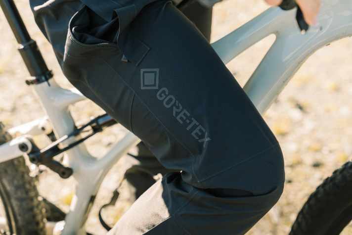 En plus de la nouvelle veste Gorewear Lupra 2.0, le pantalon de pluie correspondant ainsi qu'un short de pluie sont également lancés sur le marché.