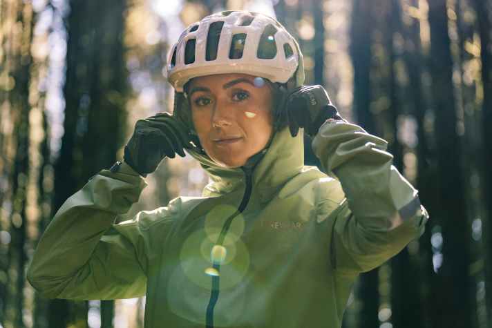 Die Kapuze soll über den Helm passen und lässt sich für optimalen Sitz verstellen