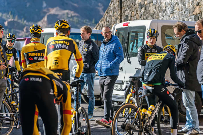Vom Lieferanteneingang des Parador startet auch Tour-Sieger Jonas Vingegaard (Dritter von rechts) ins Training