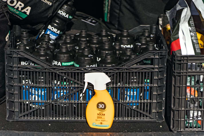 Bora-Hansgrohe: Im Heck des Begleit­autos stehen gefüllte Bidons und Sonnencreme griffbereit