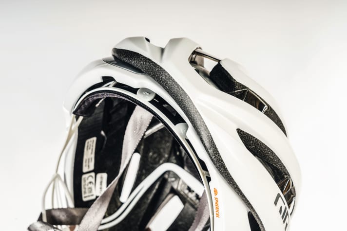 Rennradhelme im Test: Der Giro Spherical besitzt zwei gegeneinander verdrehbare Helmschalen, die sehr wirksam Rota­tionskräfte mindern