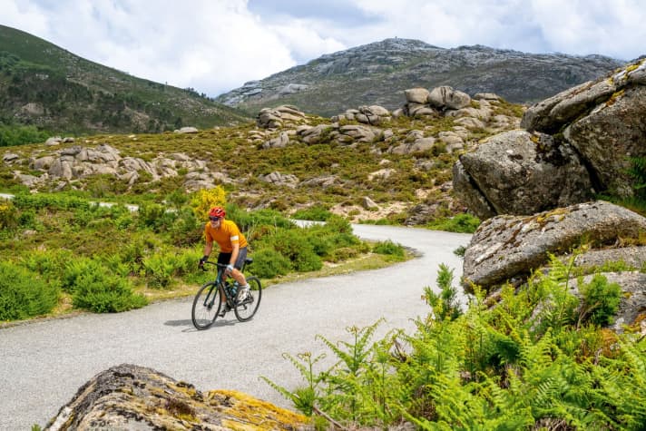 Wollsäcke: Abgerundet verwitterte Blöcke aus Granit (Wollsackverwitterung) sind typisch für die Landschaft des Nationalparks Peneda-Gerês.