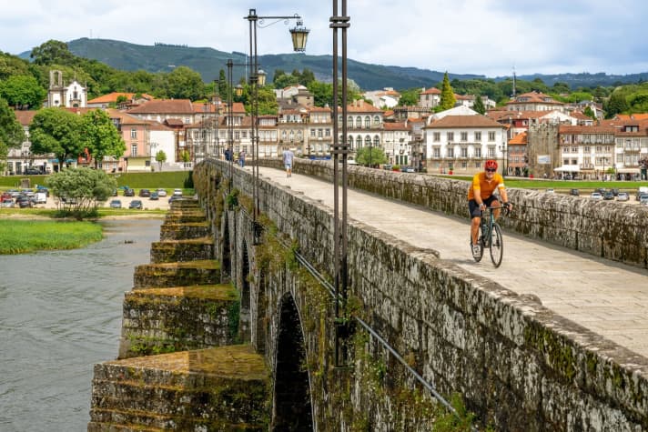 Stone bridge: The Ponte de Lima, built by the Romans and later renovated, leads to the city of the same name, one of the oldest in Portugal.