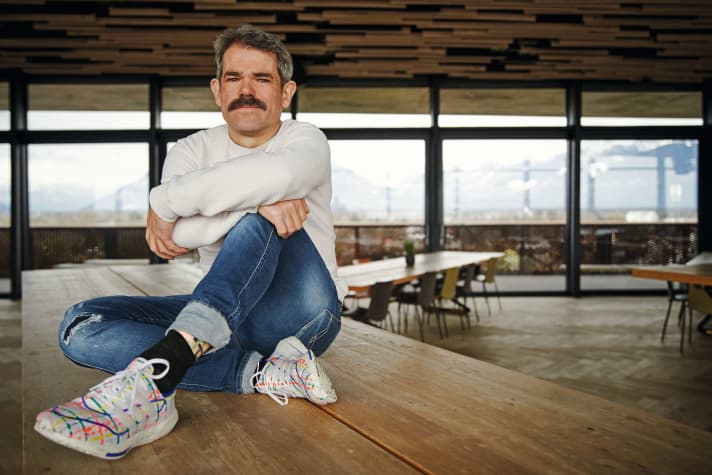 Das Tattoo von Ralph Denk blitzt am Knöchel hervor