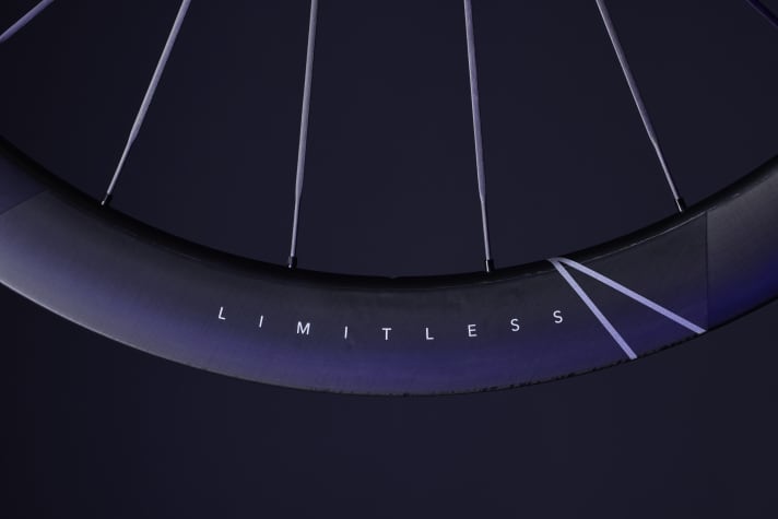 Large jante polyvalente avec rayons en carbone : La Hunt Sub50 Limitless Aero est censée offrir un équilibre exceptionnel entre de nombreuses caractéristiques