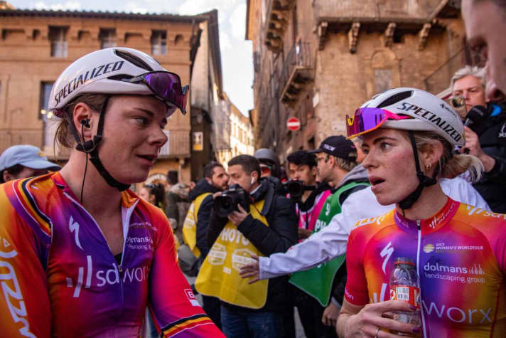 Du oder ich - wer hat gewonnen? Lotte Kopecky (l.) und (die spätere Siegerin) Demi Vollering schauen sich fragend an. Auf jeden Fall bleibt der Titel im Team SD Worx