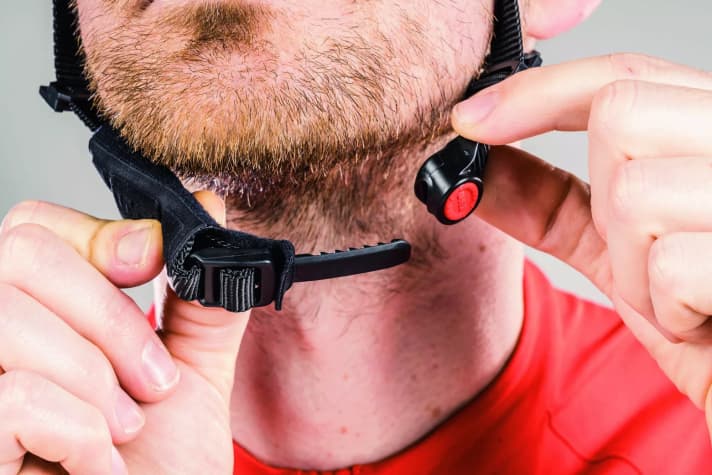 The ratchet fastener is padded and flexibly adjustable, which is an advantage when wearing a helmet cap, for example