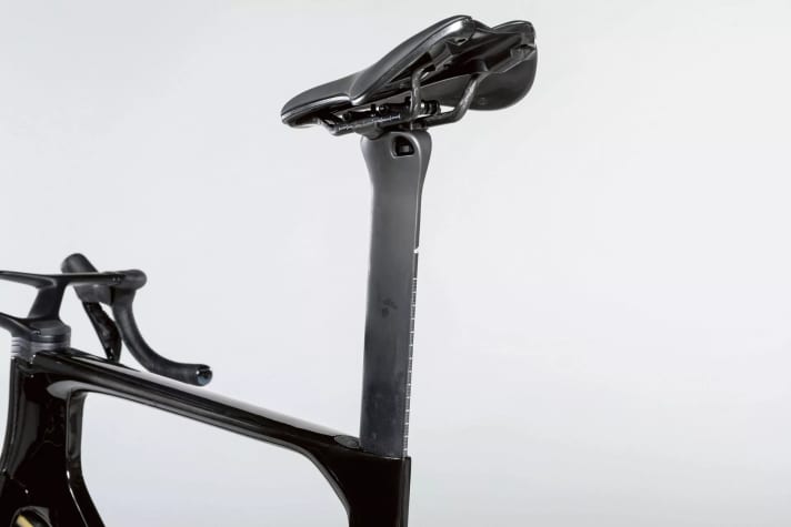 Unnachgiebig: Die flächige Aero-Stütze gibt kaum nach. Profis stört das weniger als Hobbyfahrer.