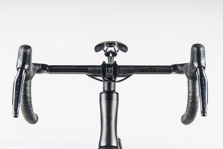 Easy handling: Thanks to the partially integrated cables, the handlebars can be adjusted or replaced with manageable effort. However, the handlebars are very wide at 44 centimetres.