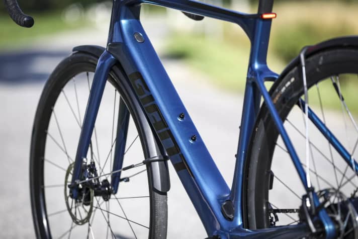 Le Giant Defy Advanced E+ Elite 2 est capable d'effectuer de longues randonnées - grâce à sa batterie de 400 Wh.