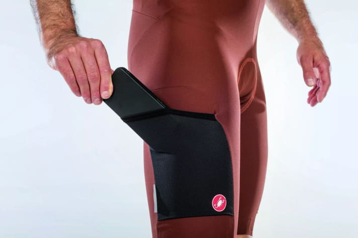 Thanks to small pockets on the sides, Castelli and Van Rysel bibs are always close at hand. However, heavy mobile phones rub against the thigh.