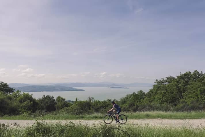 L'avantage des vélos de randonnée Gravelbike réside dans leur polyvalence. Ils sont les vélos polyvalents idéaux pour les cyclistes qui ne veulent pas se limiter à un seul domaine d'utilisation.