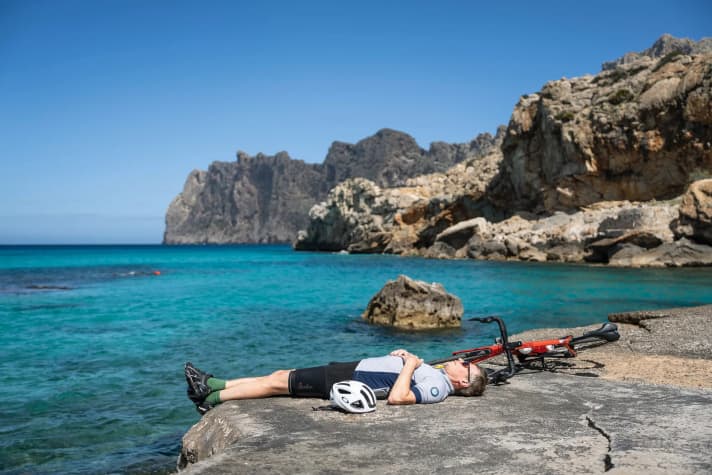 Liegeplatz: Das Cap „von hinten“. Ein Abstecher an die Cala Sant Vicenç lohnt sich.