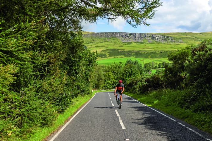 Aufgepasst: Auf einsamen Straßen kann man schnell mal vergessen, dass links gefahren werden muss.