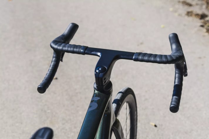 Wer auf dem Addict Platz nimmt, findet eine Sitzposition vor, die selbst in der Kategorie der Endurance-Bikes als außerordentlich bequem auffällt.