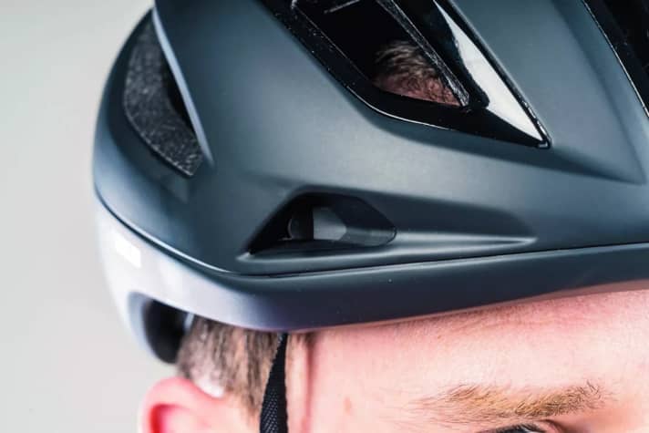 The temples can be parked on the left and right in the side air slots. Small rubber lips prevent them from falling out