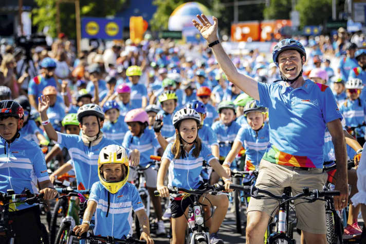 Promoting young talent: Jens Voigt gave the children a boost as a celebrity entertainer.