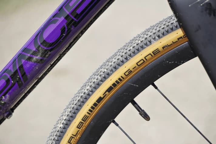 Our test bike rolls on Schwalbes G-One Allroad tyres in a width of 40 millimetres and with tubes. The tubeless tyre is recommended for sporty use with less risk of punctures.