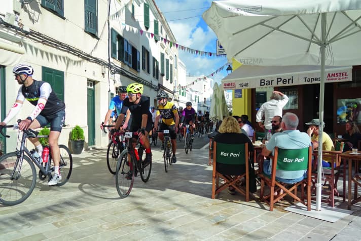 Pittoresque : le convoi passe au milieu des petits villages blancs de Minorque, ici le village d'Es Migjorn Gran.