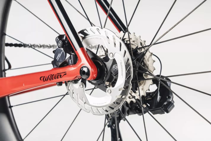 Schnellverschluss: Das linke Ausfallende ist für den einfacheren Lauf­radwechsel unten offen. Die passende Steckachse kostet jedoch extra.