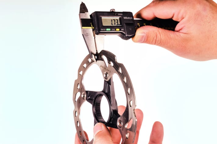 Ceux qui roulent beaucoup en montagne devraient vérifier l'usure. La limite est de 1,5 millimètre.