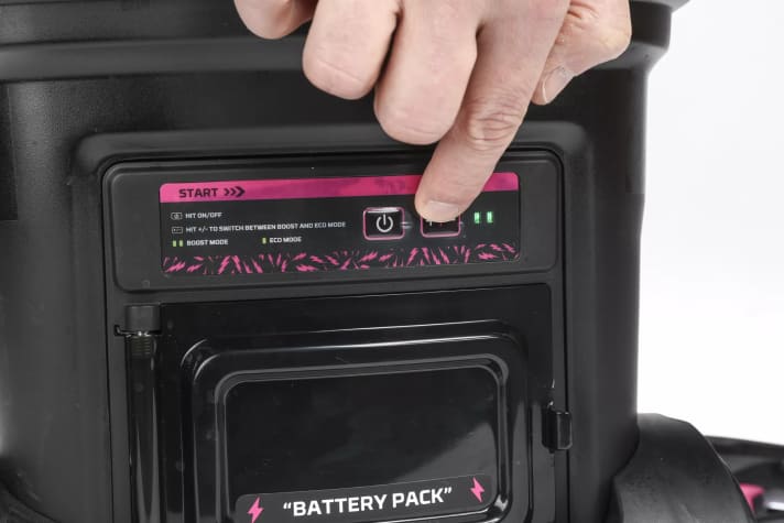 La batterie et les éléments de commande se trouvent à l'arrière du Muc-Off Pressure Washer. Il n'y a pas d'indicateur de batterie fiable