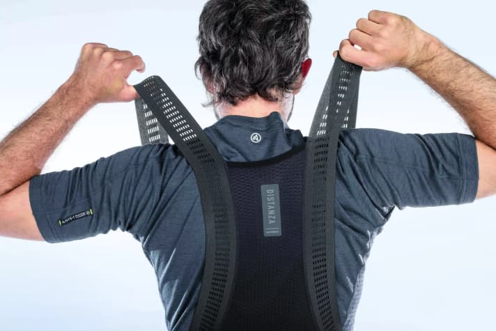 Des bretelles en matériau solide et élastique, qui se placent sur le corps sans faire de plis, devraient être standard. Chez Castelli (hommes), Gobik et Shimano (femmes), elles s'enroulent facilement et exercent une pression.