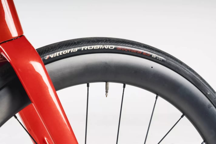 Spaßbremse: Ein Wechsel auf leichtere, besser rollende Reifen würde das Rad spürbar beschleunigen.