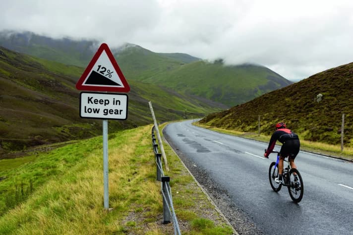 Im Steigungsregen: Am Rande der Straße zum Cairnwell Pass steht ein freundlicher Hinweis – der Radfahrern für die Abfahrt eher nichts bringt.