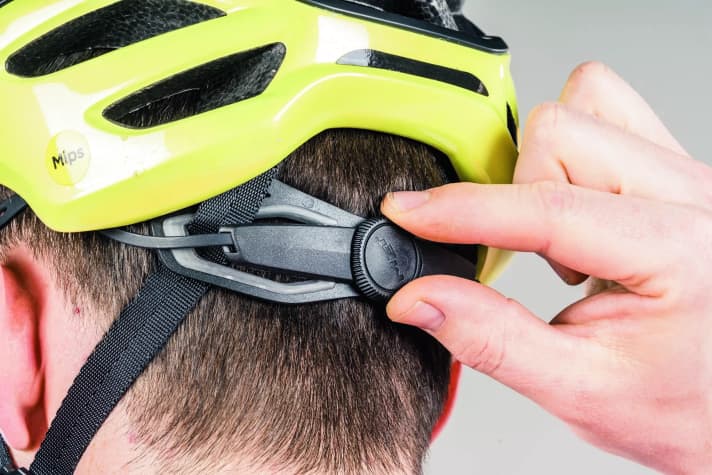 The width adjustment is easy to grip and can be continuously adjusted over a wide range. The strap guide is clearly recognisable.