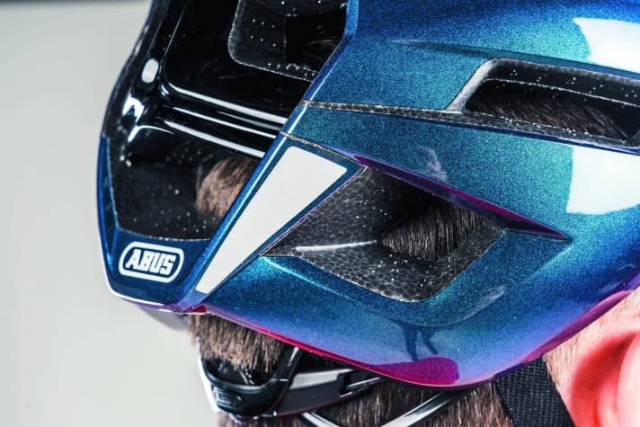 Only a few manufacturers equip their helmets with reflective material. Abus sets a good example with the Stormchaser Ace.
