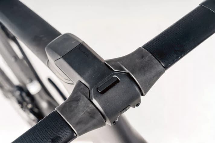 Aero tuning: The thinner clamping area of the carbon handlebars is covered with two rubbers.