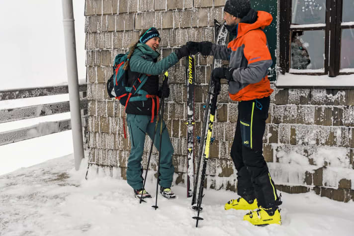 Geschafft: Antonia Niedermaier hat den TOUR-­Reporter bergwärts gezogen und ­Interview mit Training verbunden.