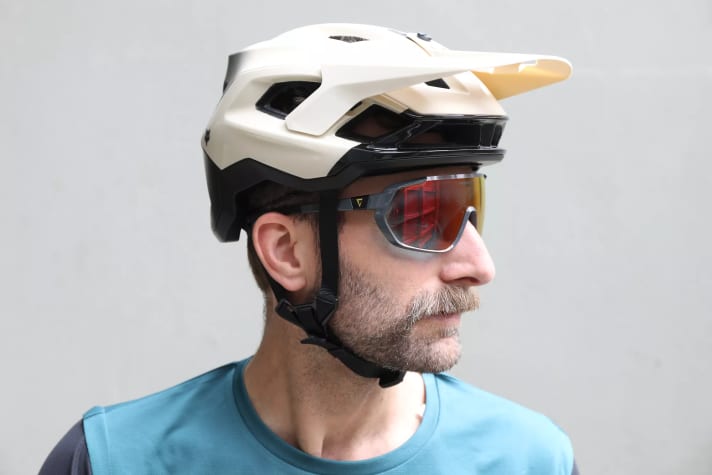 ​Etwas ungewohnt und teils auch störend ist der untere Rahmenteil