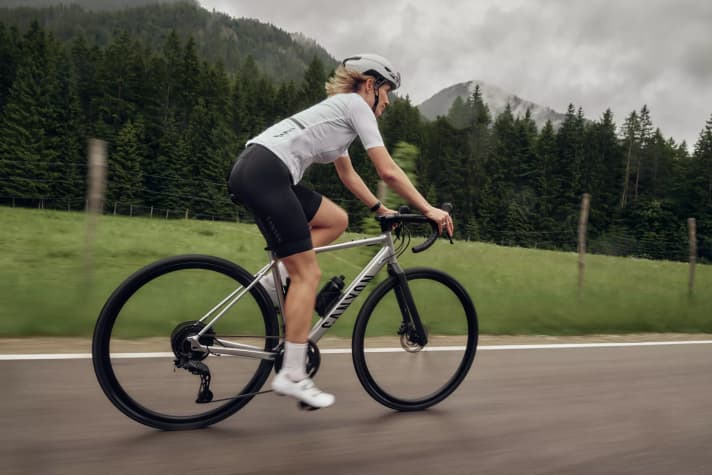 Le vélo est disponible sur le site web de Canyon, sur l'application Canyon ainsi que dans certains magasins Canyon.