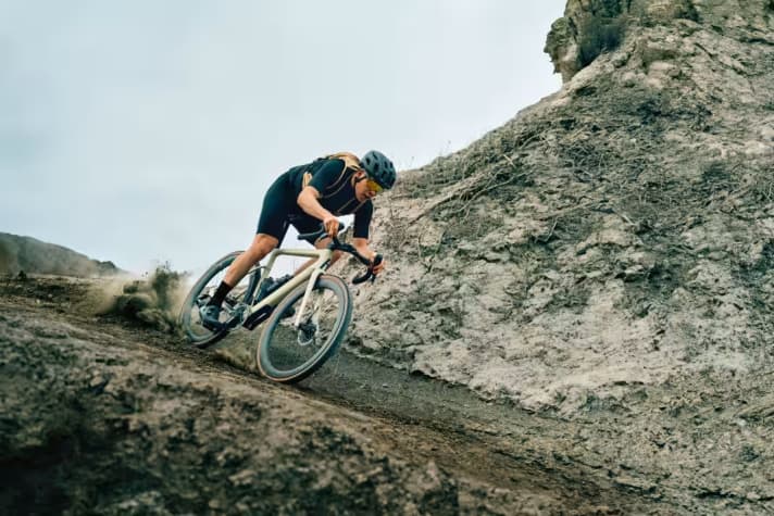 Les vélos de gravel pour la course s'orientent vers des géométries de vélo de course avec une position assise agressive.