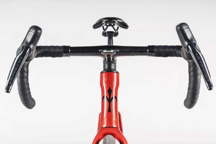 Das Filante SL kommt mit 50 Millimeter hohen ­Aero-Felgen und einer Lenkereinheit aus Carbon, wie sie auch die deutlich teurere Variante auszeichnet.