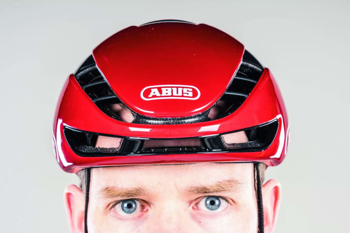 Despite the helmet shell being closed at the top, the reduced air channels provide effective cooling over the entire head.