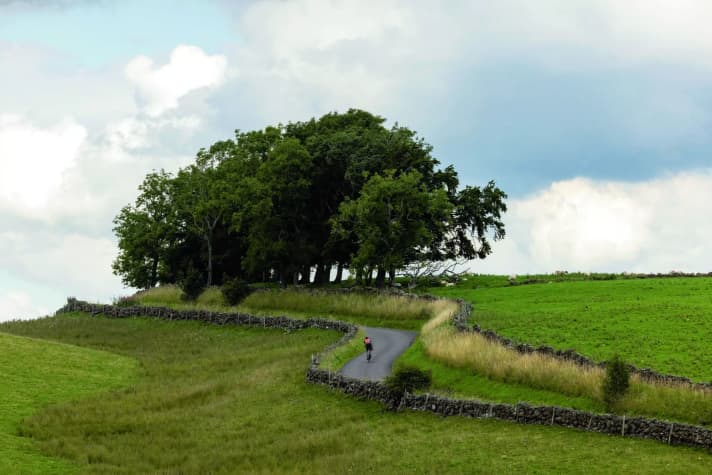 Lieu de travail : dans les collines campsiennes, les cyclistes de course ont de quoi faire.
