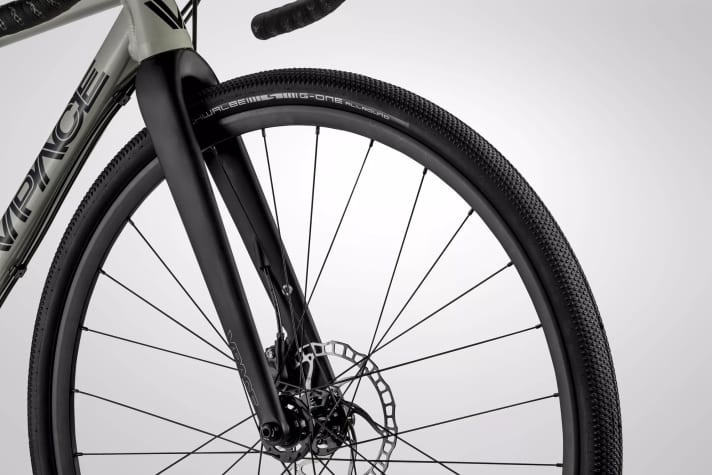Les pneus utilisés sont des Schwalbe G-One. Des roues de 27,5 et 28 pouces sont disponibles.