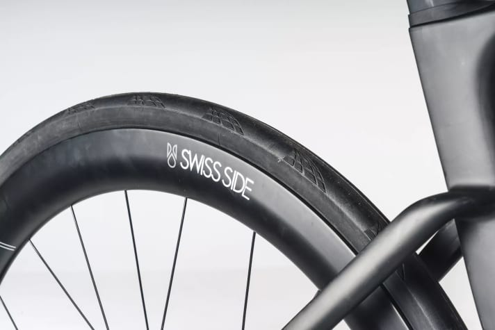 Avec son étiquette de prix attractive, il s'adresse à un large public. D'autant plus que le vélo semble impeccablement équipé avec des roues Swiss Side, des pneus de première qualité et un powermeter de série.