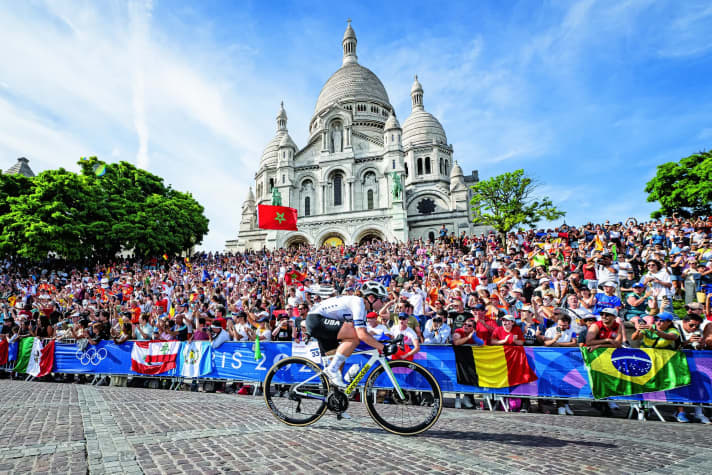 Straightforward: On her way to Olympic victory in the road race, Kristen Faulkner had no eye for the magnificent backdrop of the Sacré-Cœur Basilica.