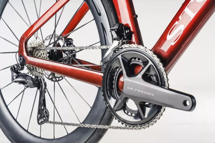 L'Aerfast.5 Pro est enchaîné avec un dérailleur 2x12 pour une utilisation quotidienne.