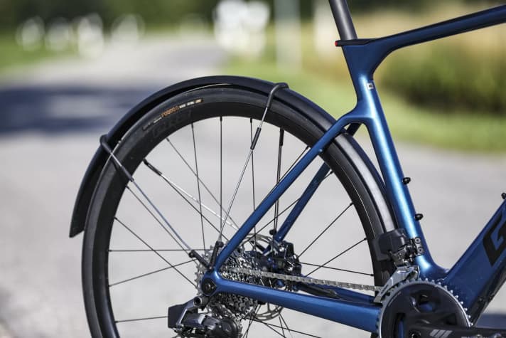 Suitable mudguards and lights are available for the Defy, and the four equipment variants (6,499 to 10,499 euros) also include an all-road version with slightly wider 35-millimetre tyres.