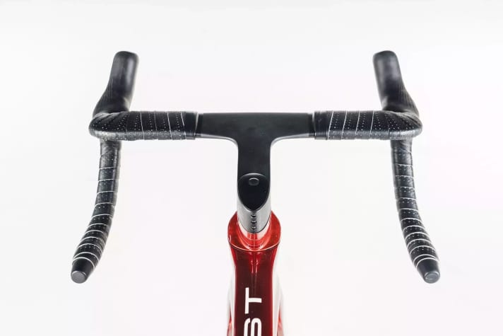 Der nur 36 Zentimeter schmale Lenker fühlt sich handlich an. Anfangs ­gewöhnungsbedürftig, auf Dauer aber gut, fanden wir das ovale Profil des Unterlenkers, das auch bei heftigen Antritten guten Halt für die Hände bietet.
