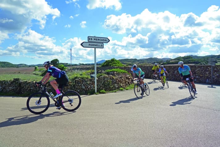 Herbst-Idylle: In der Tramuntana im Norden Menorcas schlängelt sich die schmale Straße durch grüne Hügel.