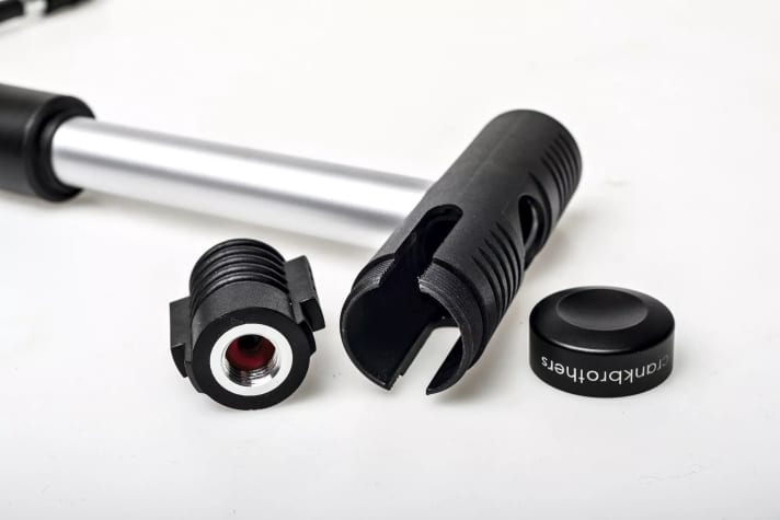 Quand il faut aller vite : Crankbrothers intègre en plus dans la poignée pliante un adaptateur pour les cartouches de CO2.